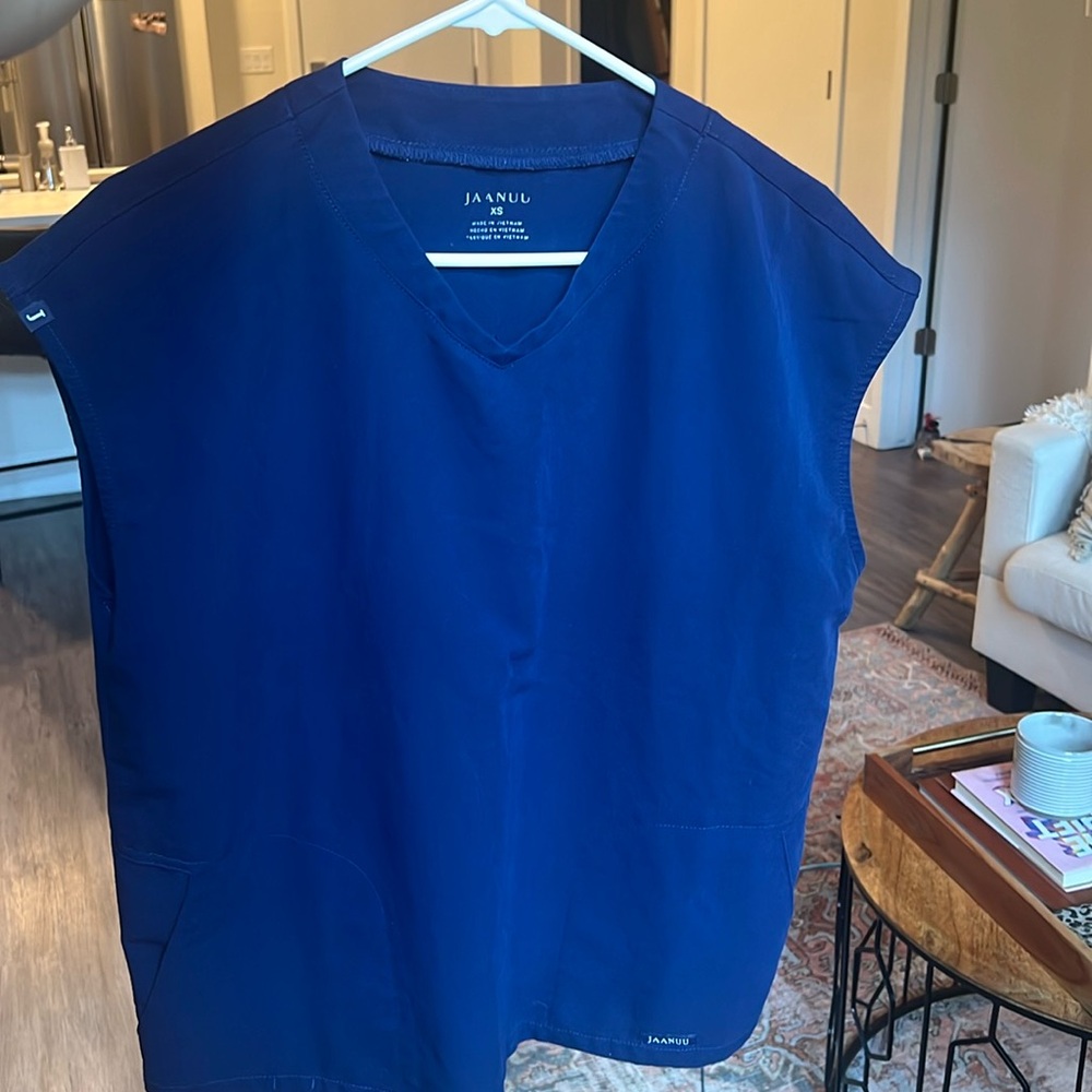 JAANUU cut off sleeve women’s scrub top, size XS
